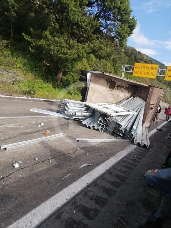 Camión sin frenos mata a tres trabajadores de Capufe en la Puebla-Veracruz
