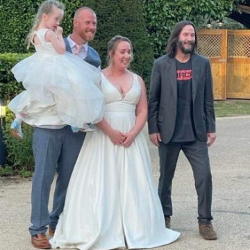 ¡Casual! Pareja de novios se encuentran a Keanu Reeves y lo invitan a su boda; el actor asiste