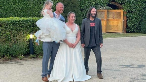 ¡Casual! Pareja de novios se encuentran a Keanu Reeves y lo invitan a su boda; el actor asiste