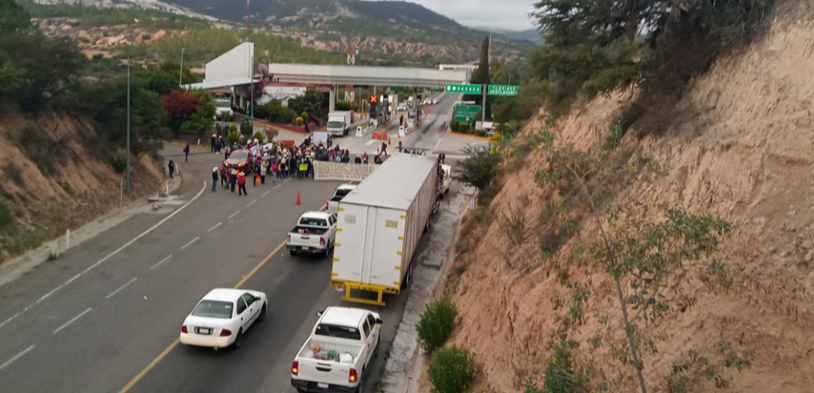 Bloqueos carreteros impiden distribución de gasolina en Oaxaca y parte de Puebla