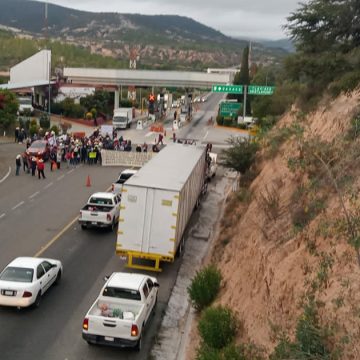 Bloqueos carreteros impiden distribución de gasolina en Oaxaca y parte de Puebla