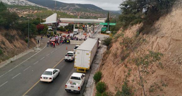 Bloqueos carreteros impiden distribución de gasolina en Oaxaca y parte de Puebla