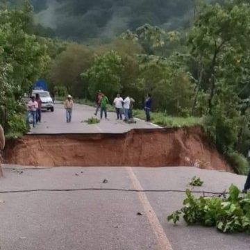 Colapso carretero deja incomunicados a 26 poblados de la Montaña de Guerrero