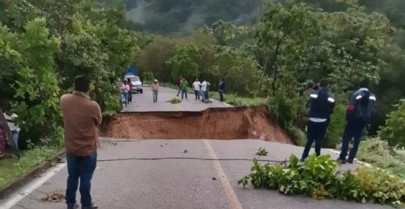 Colapso carretero deja incomunicados a 26 poblados de la Montaña de Guerrero