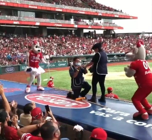 (Video) Pareja se compromete en el juego Diablos Rojos vs Pericos