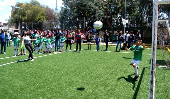 Entregan canchas rehabilitadas en unidad deportiva de Texmelucan