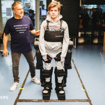 Robot exoesqueleto ayudará a personas en silla de ruedas a caminar