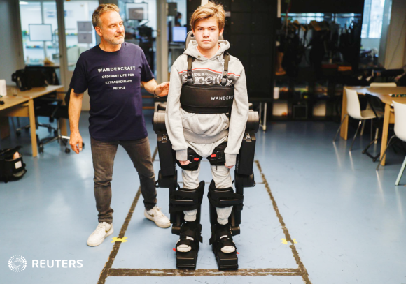 Robot exoesqueleto ayudará a personas en silla de ruedas a caminar