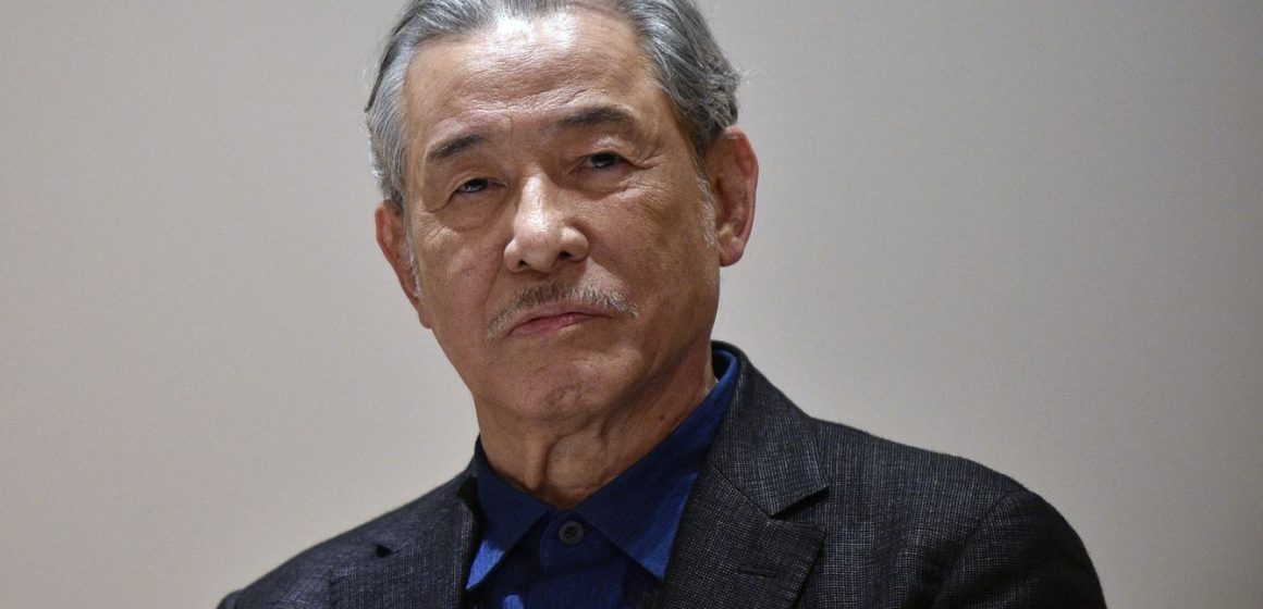 Muere Issey Miyake, diseñador japonés que creó el clásico suéter negro de Steve Jobs