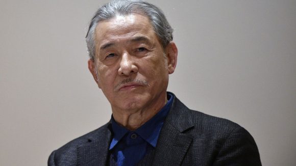 Muere Issey Miyake, diseñador japonés que creó el clásico suéter negro de Steve Jobs