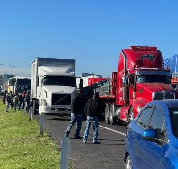 Continúa cierre de transportistas en la autopista México-Pachuca