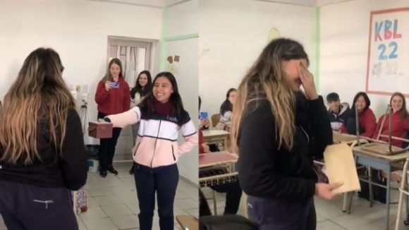 Sorprenden a compañera regalándole su viaje de graduación