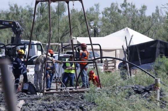 Buzos suspenden labores de rescate por riesgo de colapso en mina; aún hay obstáculos