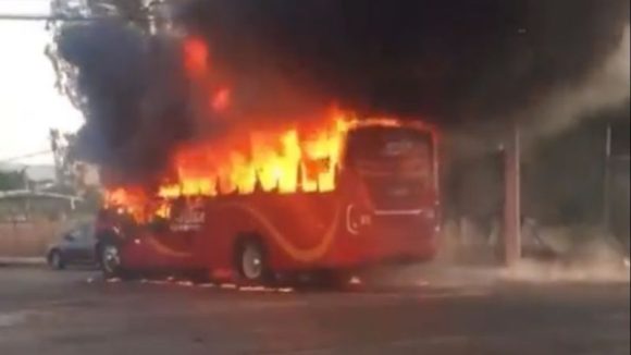 Violencia en Baja California; reportan  incendios de camiones y autos