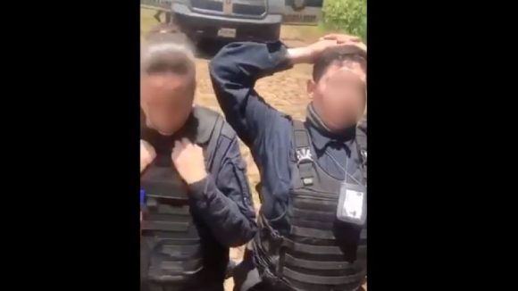 Someten e interrogan a policías municipales de Jalisco