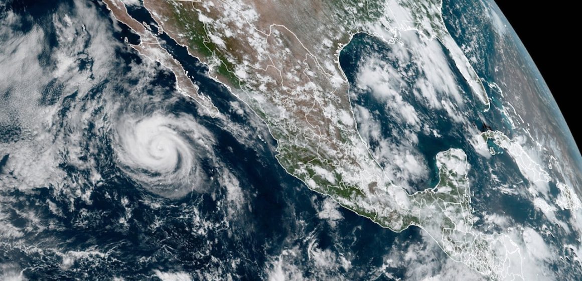 ‘Howard’ se intensifica a huracán categoría 1 al suroeste de Baja California Sur