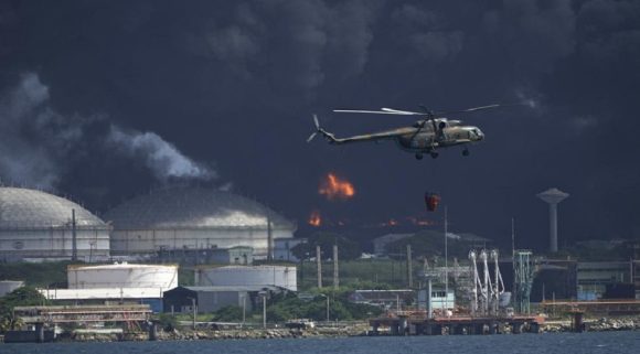 Continúa combate al incendio en Matanzas, Cuba