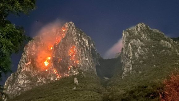 Se incendia Cerro de la Silla en Nuevo León