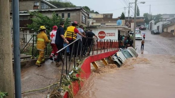 (Videos) Mueren tres personas tras fuertes lluvias en Nogales