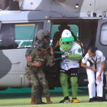 Transportan en helicóptero de la Marina a mascota del equipo de beisbol Olmecas de Tabasco