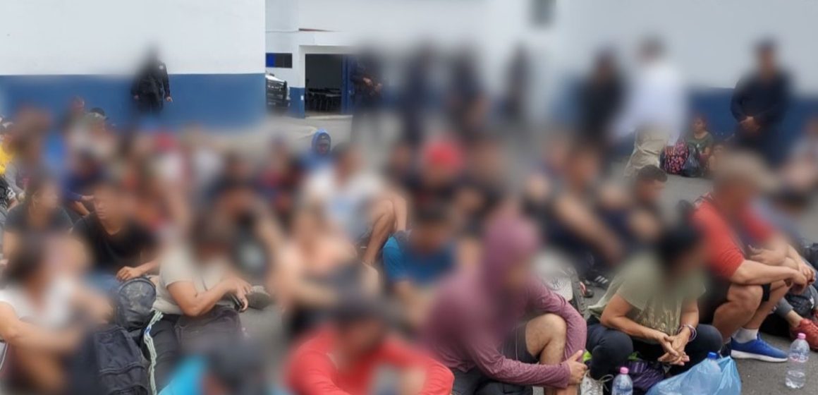 Aseguran 116 migrantes en gasolinera de la carretera Izúcar-Tilapa