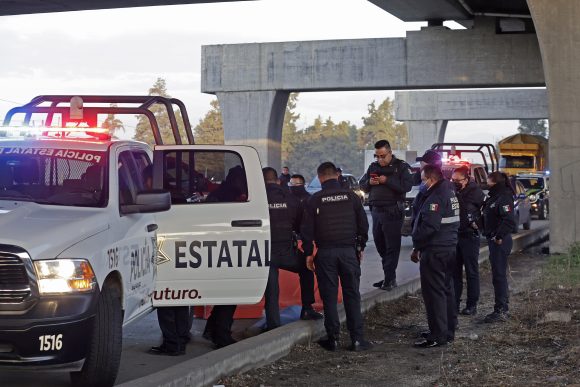 NOTA ROJA . AUTOPISTA Localizan cuerpo maniatado y con huellas de tortura en la Puebla-Orizaba