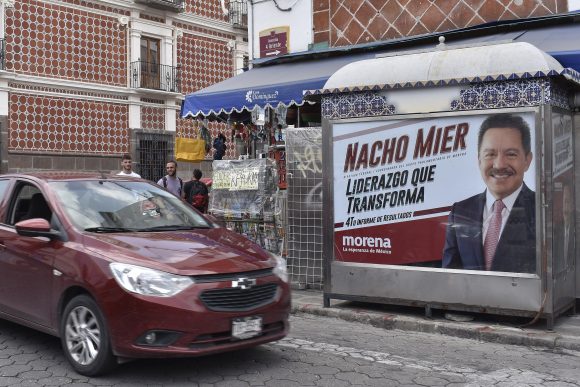 Retiran promocionales de Nacho Mier en el centro de Puebla