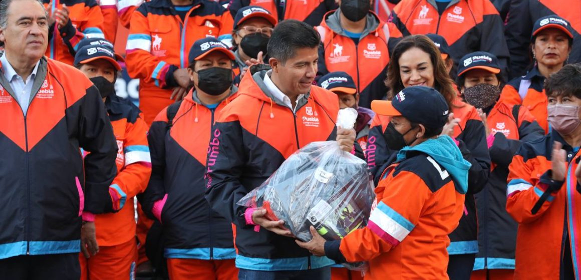 Estrenan uniformes trabajadores de limpia en la Ciudad de Puebla