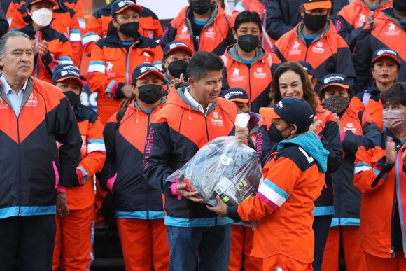 Estrenan uniformes trabajadores de limpia en la Ciudad de Puebla