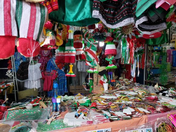 Negocios temporales registran alza en venta de artículos patrios en Puebla