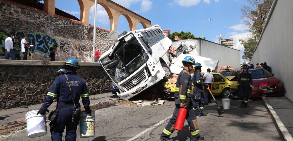 Tráiler sin frenos provoca carambola con 23 vehículos en Querétaro