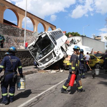 Tráiler sin frenos provoca carambola con 23 vehículos en Querétaro