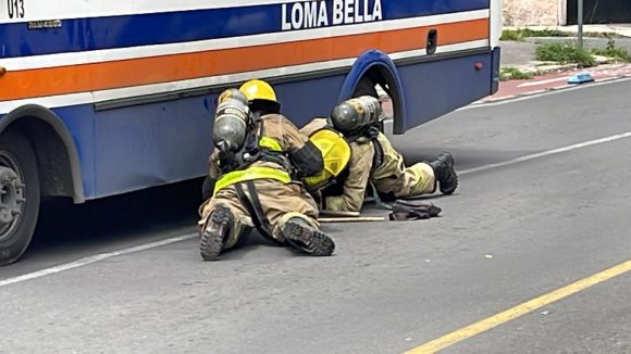 Auxilian a pasajeros de Loma Bella por fuga de gas
