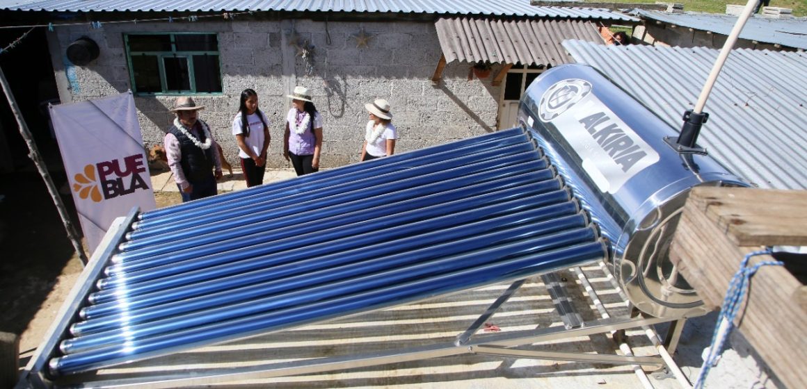 Entrega Bienestar calentadores solares y estufas ecológicas en San Pedro Cholula y Zaragoza