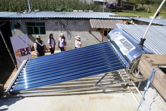 Entrega Bienestar calentadores solares y estufas ecológicas en San Pedro Cholula y Zaragoza