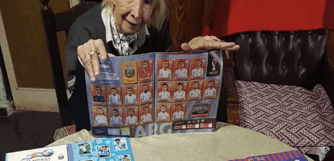 Abuelita gasta su pensión en llenar álbumes del Mundial Qatar 2022