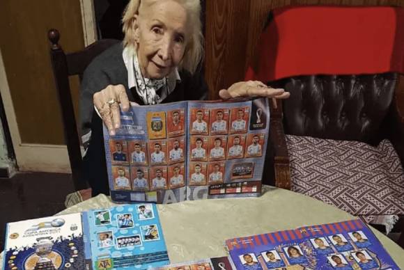 Abuelita gasta su pensión en llenar álbumes del Mundial Qatar 2022