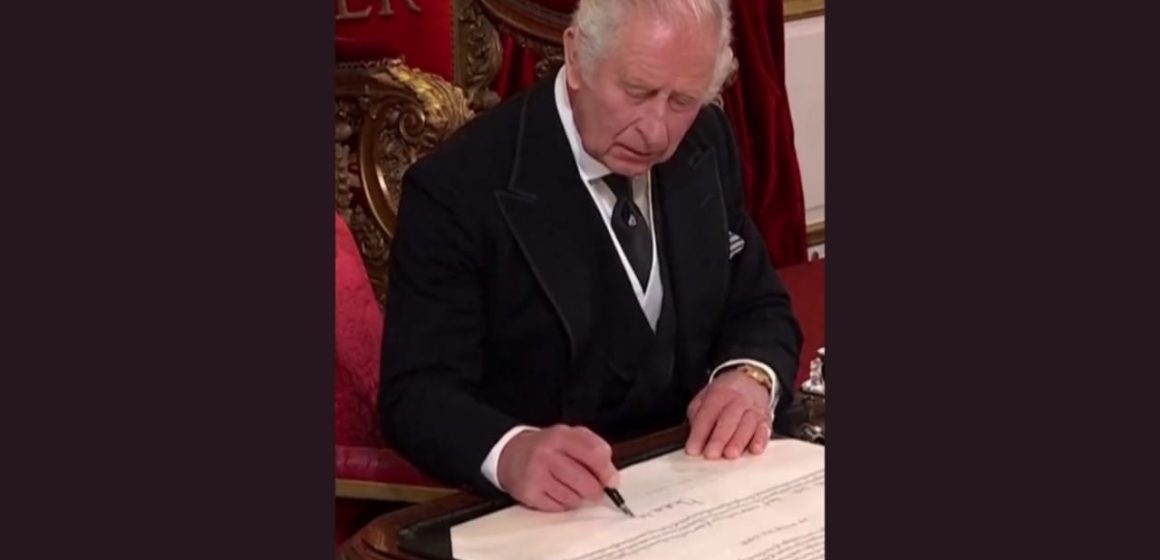 (VIDEO) Gesto del rey Carlos III se viraliza durante su proclamación