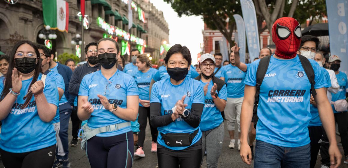 No obstante la lluvia, el Centro Histórico de Puebla vivió la Carrera Nocturna