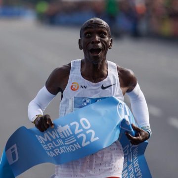 Eliud Kipchoge gana el Maratón de Berlín y rompe su propio récord