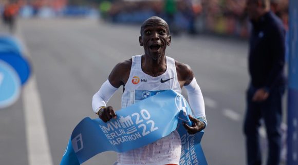 Eliud Kipchoge gana el Maratón de Berlín y rompe su propio récord