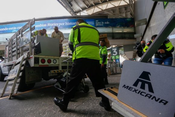 Autoridades desalojan a extrabajadores de Mexicana de Aviación del AICM