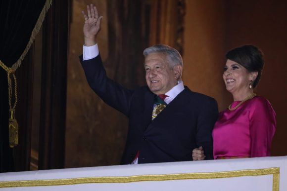 “Muera la corrupción, el clasismo y el racismo” pide AMLO durante el Grito
