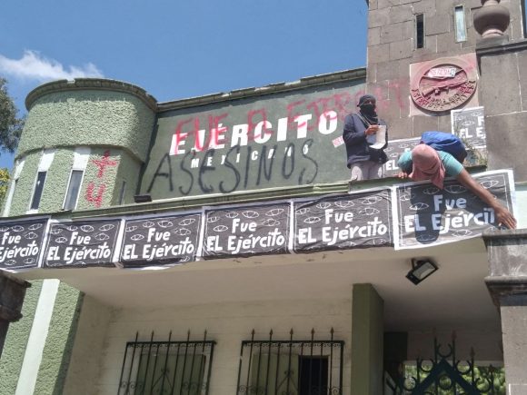 Normalistas vandalizan y atacan Campo Militar
