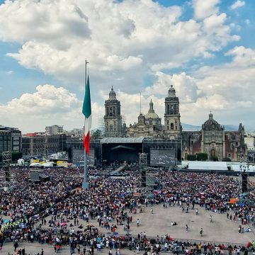 Fans de Grupo Firme rompen cerco de seguridad para ingresar al Zócalo