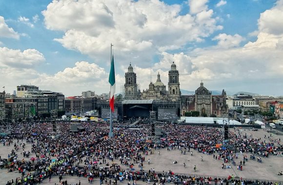 Fans de Grupo Firme rompen cerco de seguridad para ingresar al Zócalo