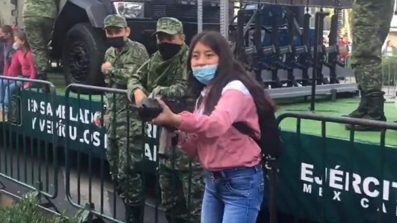 Militares en el zócalo prestan armas a civiles “para tomarse la foto”