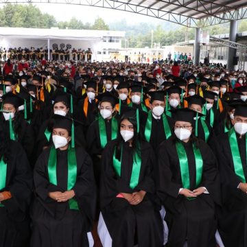 Con graduación de 407 estudiantes de Teziutlán, SEP fortalece el desarrollo regional