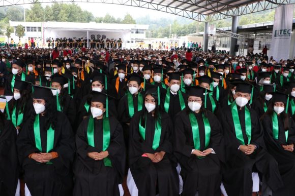 Con graduación de 407 estudiantes de Teziutlán, SEP fortalece el desarrollo regional