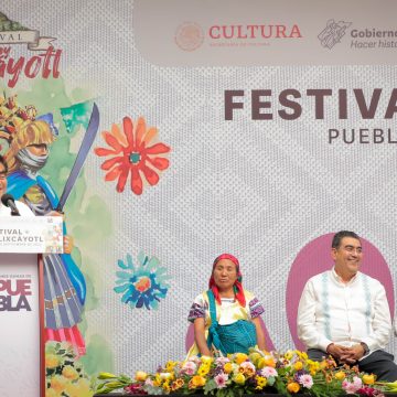 Preserva Gobierno de Puebla cultura indígena; MBH recibe en Casa Aguayo a Convite de Huey Atlixcáyotl